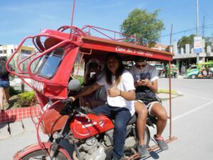 A.Yさんがシキホール島で撮影した海水浴場へ向かう時のトライシクルの写真。