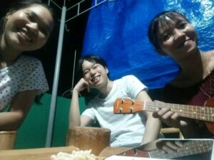 RYUさんがフィリピン人講師や生徒たちと屋上で談笑している様子