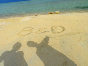 砂浜に「B&D」と書かれた記念写真（Yuriaさん提供）