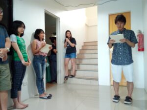 卒業式でスピーチをする様子、フィリピン留学での学びの成果発表