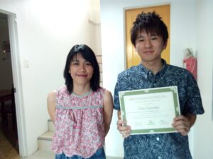 卒業式で先生と撮った記念写真、フィリピン留学の達成の瞬間