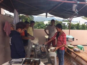 屋上での誕生日兼BBQパーティーの様子、フィリピン留学の交流イベント