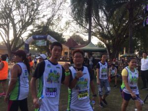 ドゥマゲテのトレイル大会に参加するFumiyaさんと仲間たちの写真