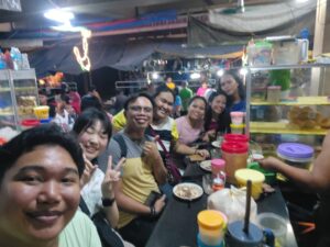 フィリピン留学で先生達と放課後に外食する様子