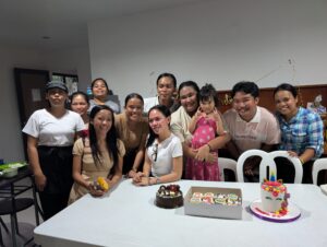 親子留学で校内のお誕生日会に先生やスタッフ、生徒が集まった様子