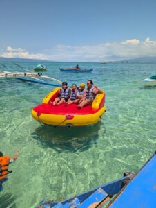 親子留学で先生と子供たちがトーイングチューブを楽しむ様子