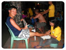 シキホールでの伝統的な文化体験（ブラックマジック）を体験するITAYAさん