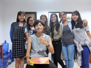 卒業時の屋内集合写真、B&Dでの学びの成果を祝う場面（ドゥマゲテ留学）