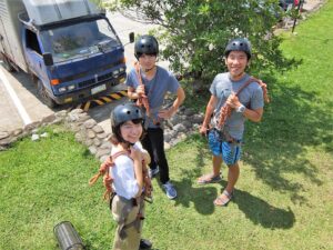 ジップライン体験を楽しむ生徒たちの写真（セブ近郊アクティビティ）