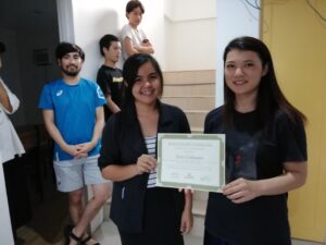 卒業証書受取時に先生と撮った記念写真、フィリピン留学の節目