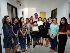 卒業式での集合写真、仲間と共に祝うドゥマゲテ留学の一日