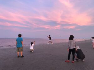 週末に仲間とビーチで遊ぶ様子、ドゥマゲテ留学のリフレッシュ時間