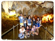 マビナイケイブで洞窟探検をする生徒たち、フィリピン留学のアクティビティ