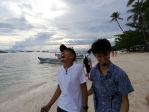 友人とビーチを歩く様子、ドゥマゲテ留学のリラックス時間