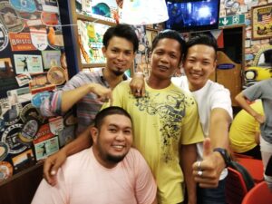 友人とB&Dスタッフとの記念写真、ドゥマゲテ留学の交流の一コマ