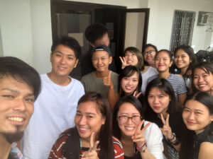 校舎外で撮った集合写真、ドゥマゲテ留学の仲間との思い出