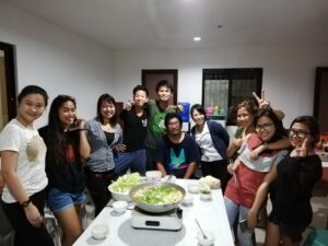 校内で鍋パーティーを楽しむ様子、ドゥマゲテ留学の交流イベント