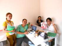 B&Dスタッフと一緒に撮ったKo Tanakaさんの集合写真、ドゥマゲテ留学