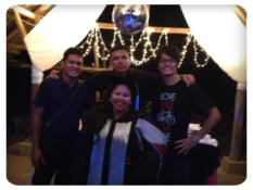 現地でできたローカルフレンドと並ぶKo Tanakaさん、ドゥマゲテ留学の交流