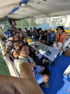 ドゥマゲテ留学中、イルカを見に行くスクールアクティビティ