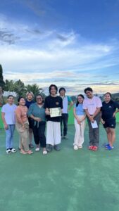 卒業式で先生や仲間に囲まれて記念撮影する様子