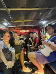 フィリピン留学中、先生とジプニーで街へ出かける様子