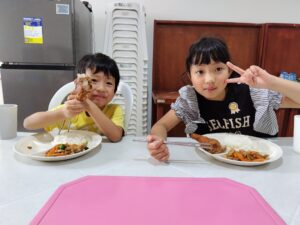 フィリピン留学のドミトリーで姉弟が食事を楽しむ様子