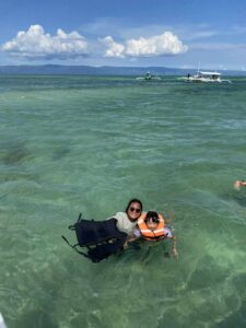 親子留学でイルカを見ながら船上BBQを楽しむMariko-family