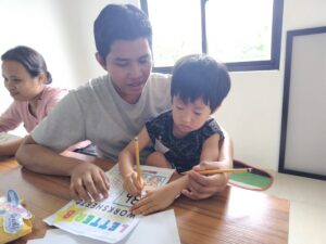先生と子供たちが笑顔で英語を学ぶマンツーマン授業