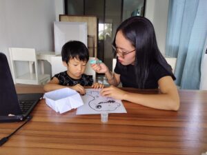 絵を描きながら楽しく英語を学ぶ子供たち（ドゥマゲテ留学）