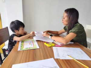 ジェスチャーゲームで英語を楽しむ親子留学の授業風景