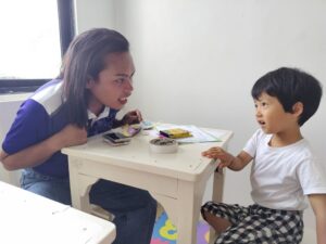 先生の工夫でダンスを取り入れた英語授業の様子（親子留学）