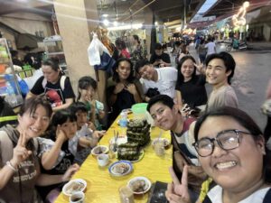 親子留学で先生や生徒と一緒に出かけるMariko-family