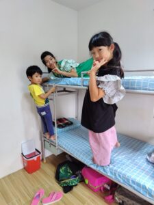 フィリピン親子留学で子供たちが楽しく遊ぶ様子