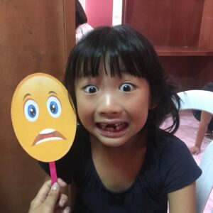 親子留学中に現地の学校に通う娘さんの様子、ドゥマゲテ留学