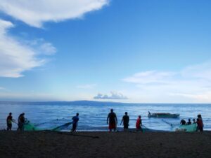 El Doradoリゾート付近で見かけた地引き網漁の様子、フィリピンの漁村風景