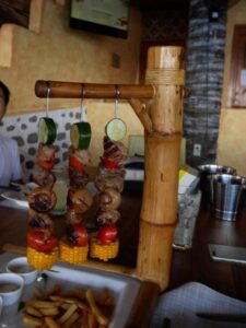 DauinのEl Doradoリゾート内レストランでの食事風景、日帰り観光の例