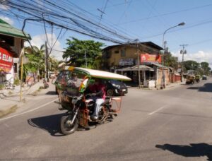 ドゥマゲテ市内を走るトライシクルの写真、現地の交通風景（Nariさん撮影）