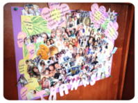 卒業時にスタッフへ寄せ書きを手渡す生徒たち、ドゥマゲテ留学