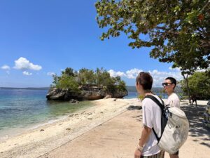 フィリピン留学でシキホールのビーチから飛び込む思い出