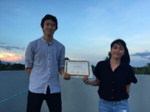 卒業証書を受け取る瞬間の記念写真、フィリピン留学での達成の一枚