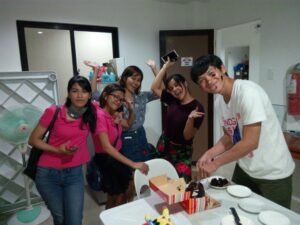 先生たちとケーキを分け合う場面、ドゥマゲテ留学の温かい交流