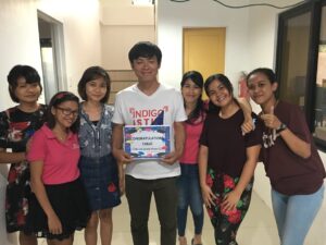 卒業時に先生たちと撮った記念写真、フィリピン留学での達成の瞬間