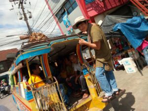 ジープニーに乗って移動する様子、フィリピン留学での現地交通体験