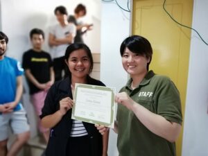 卒業証書受取時に先生と撮った記念写真、フィリピン留学の達成の瞬間