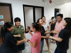 卒業式で先生たちと談笑する様子、ドゥマゲテ留学の温かい交流