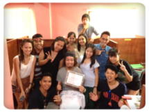 校内での生徒と先生の集合写真、フィリピン留学の学びの場面