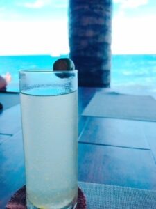 お気に入りのカラマンシージュースを手にする様子、ドゥマゲテ留学のローカルフード体験