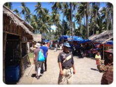 スミロン島で景色を楽しむY.Nさん（スミロン／セブ近郊）