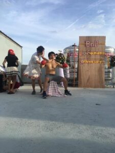 B&Dアニバーサリーで余興を披露する生徒の写真、学校イベントの一場面